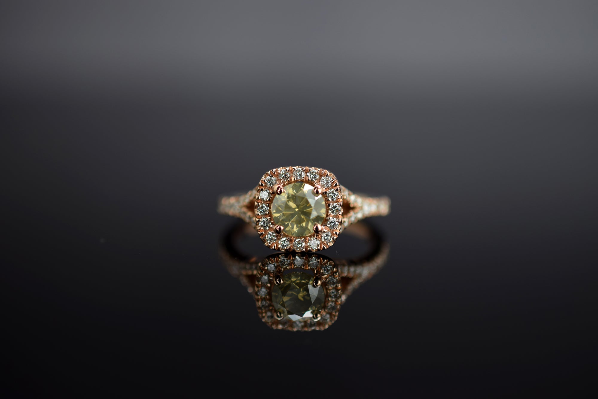 Diamanting mit Diamantbesatz aus 14 kt. Rotgold - Ringgröße 54