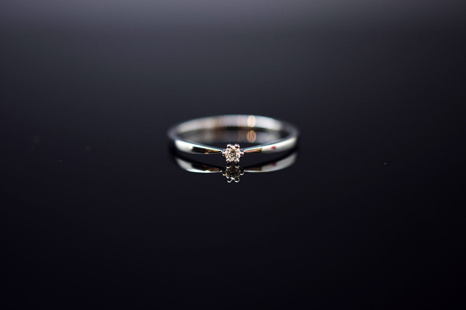 Solitär Verlobungsring aus 585er Weißgold - ca. 0.04 ct. - Ringgröße 54