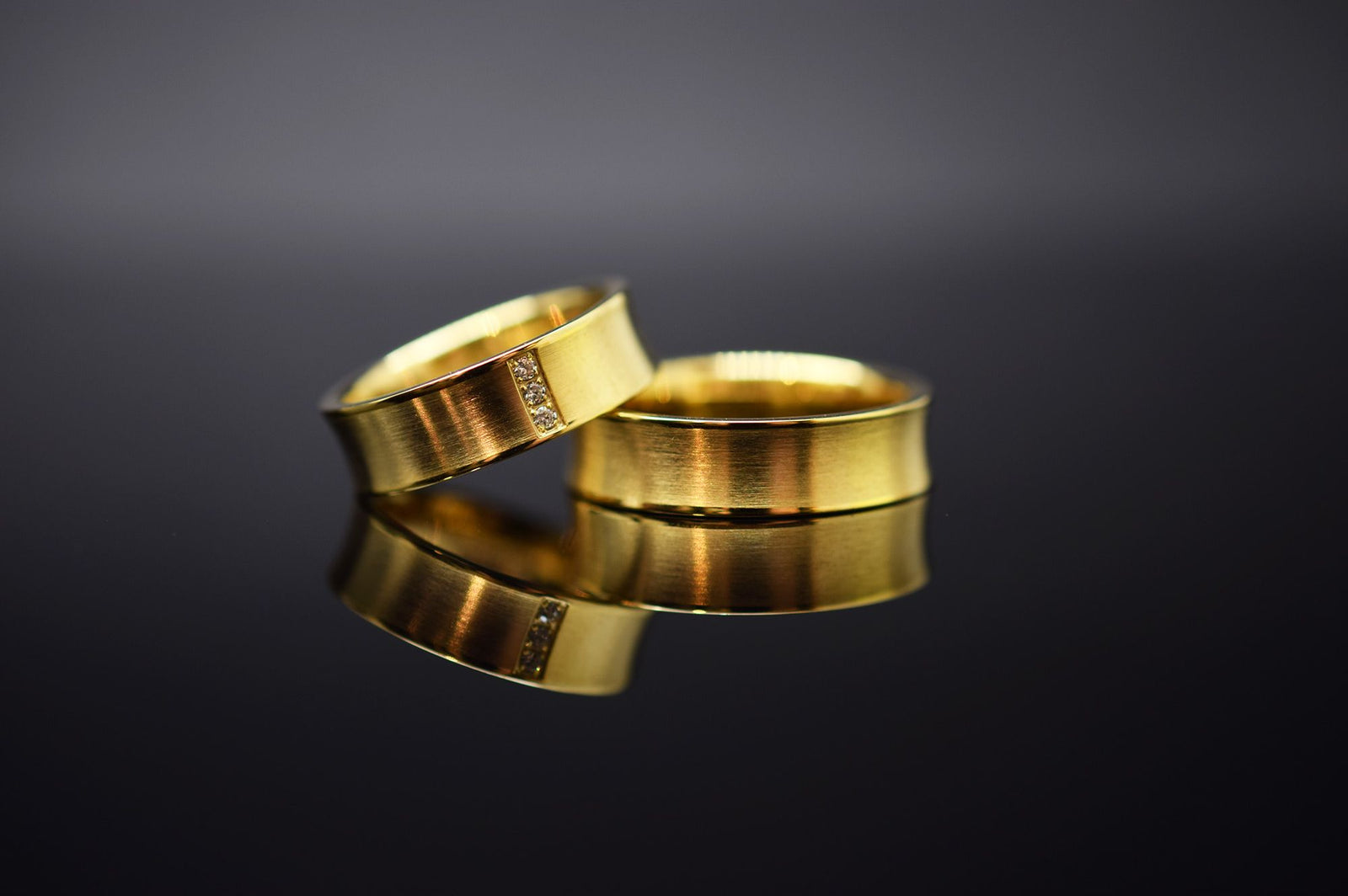 Trauringe - 585er Gelbgold - 0.0375 ct. Diamanten - Modell M002