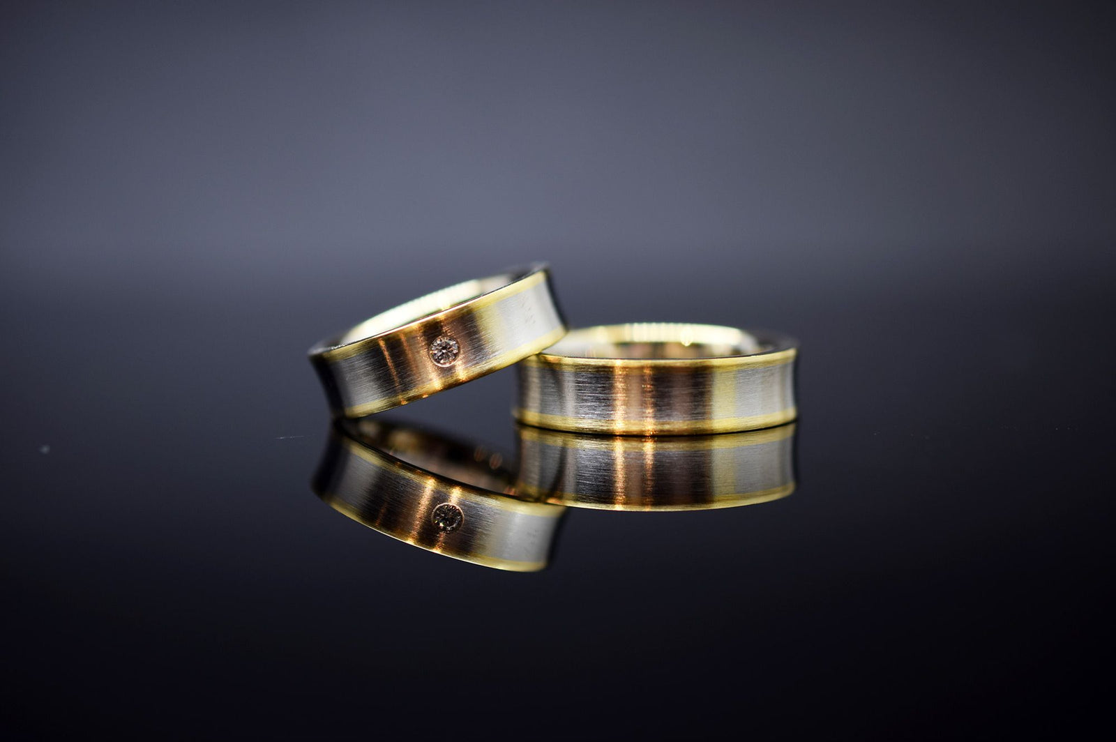 Trauringe - 585er Weiß- und Gelbgold - 0.035 ct. Diamant - Modell M008