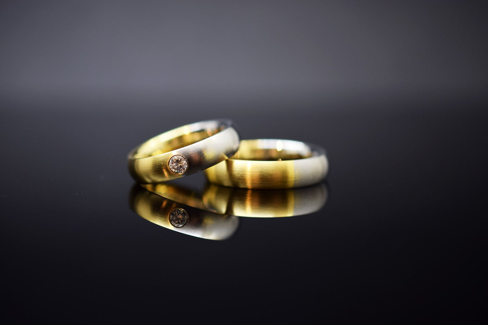 Trauringe - 585er Weiß- und Gelbgold - 0.12 ct. Diamant - Modell M011